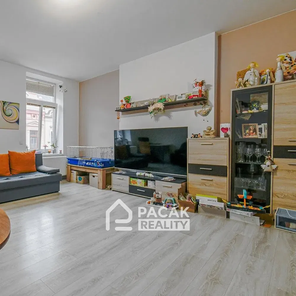 Кухня; кухненски уреди, дървен под, естествена светлина, модерен стил