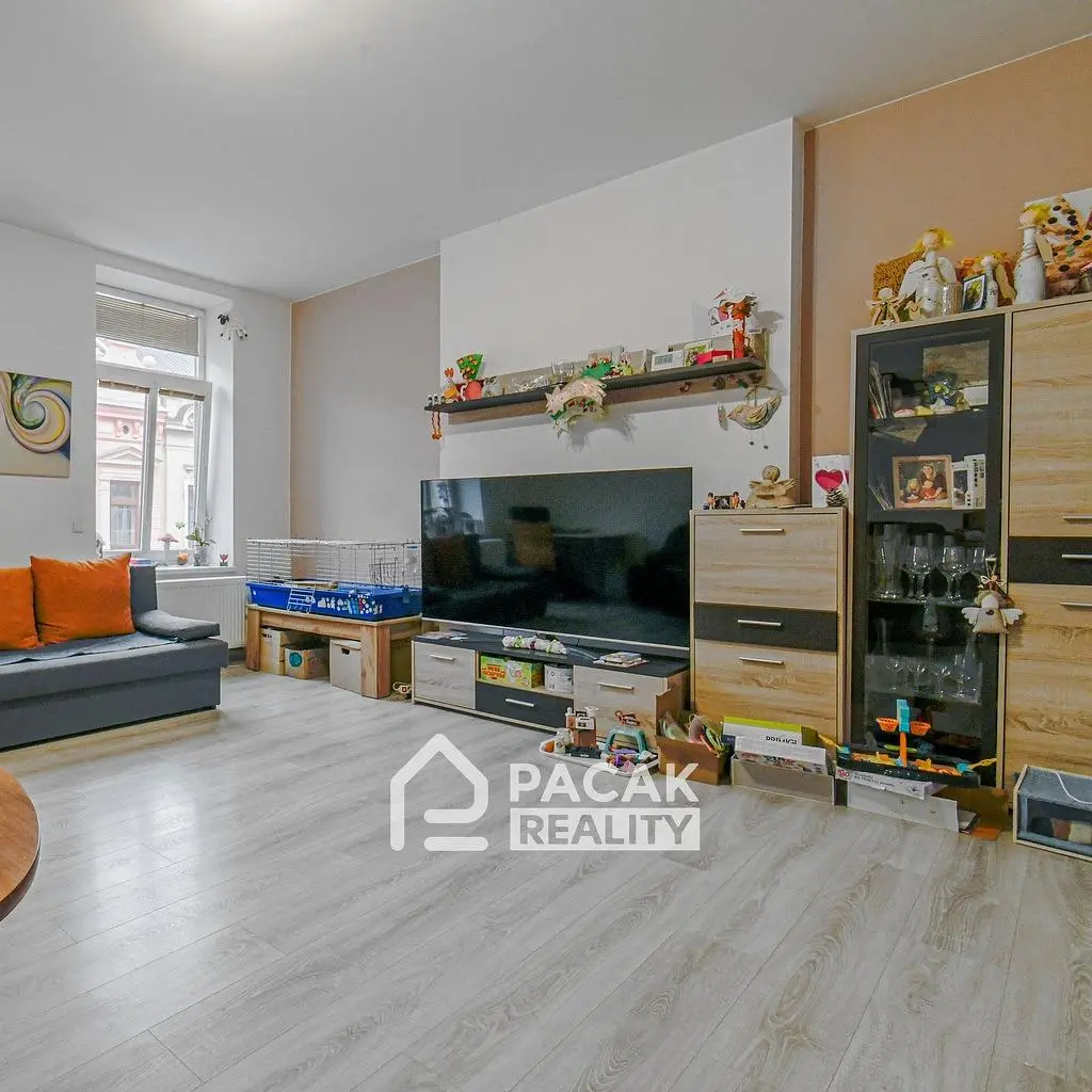 Cucina; elettrodomestici, pavimento in legno, luce naturale, stile moderno