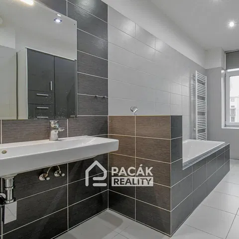 Хол; дървен под, естествена светлина, модерен стил