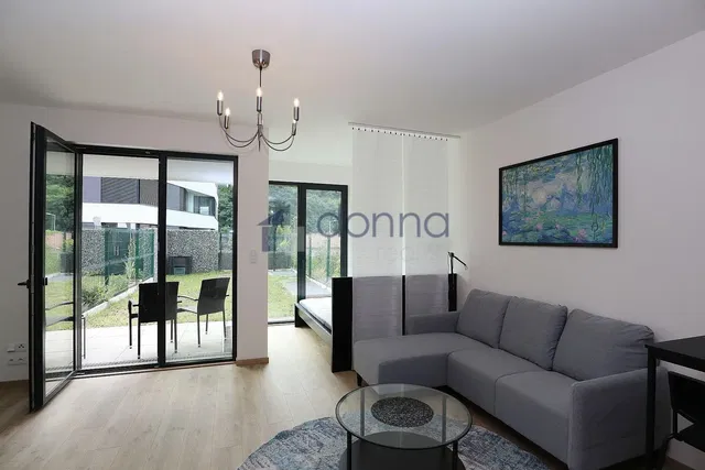 Kuhinja; kućanski aparati, drveni pod, prirodna svjetlost, moderan stil