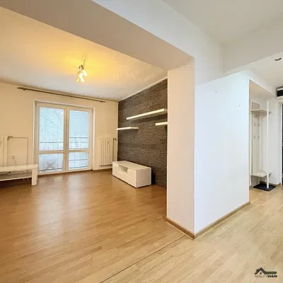 Кухня; кухненски уреди, дървен под, естествена светлина, модерен стил