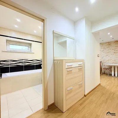 Кухня; кухненски уреди, дървен под, естествена светлина, модерен стил