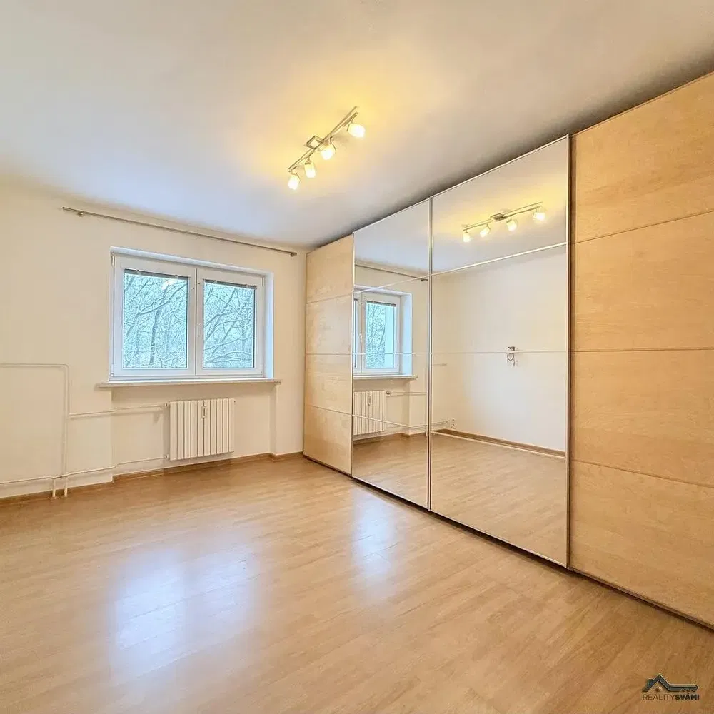 Кухня; кухненски уреди, дървен под, естествена светлина, модерен стил