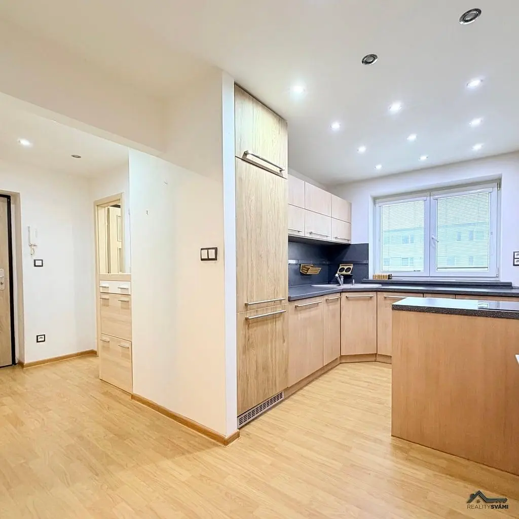 Кухня; кухненски уреди, дървен под, естествена светлина, модерен стил