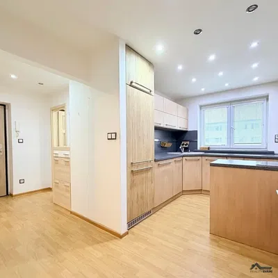 Кухня; кухненски уреди, дървен под, естествена светлина, модерен стил