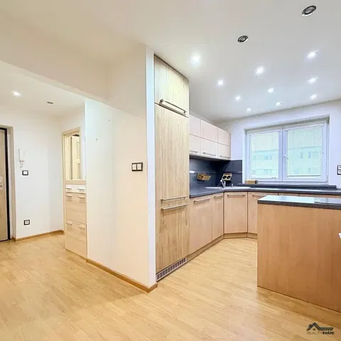 Кухня; кухненски уреди, дървен под, естествена светлина, модерен стил