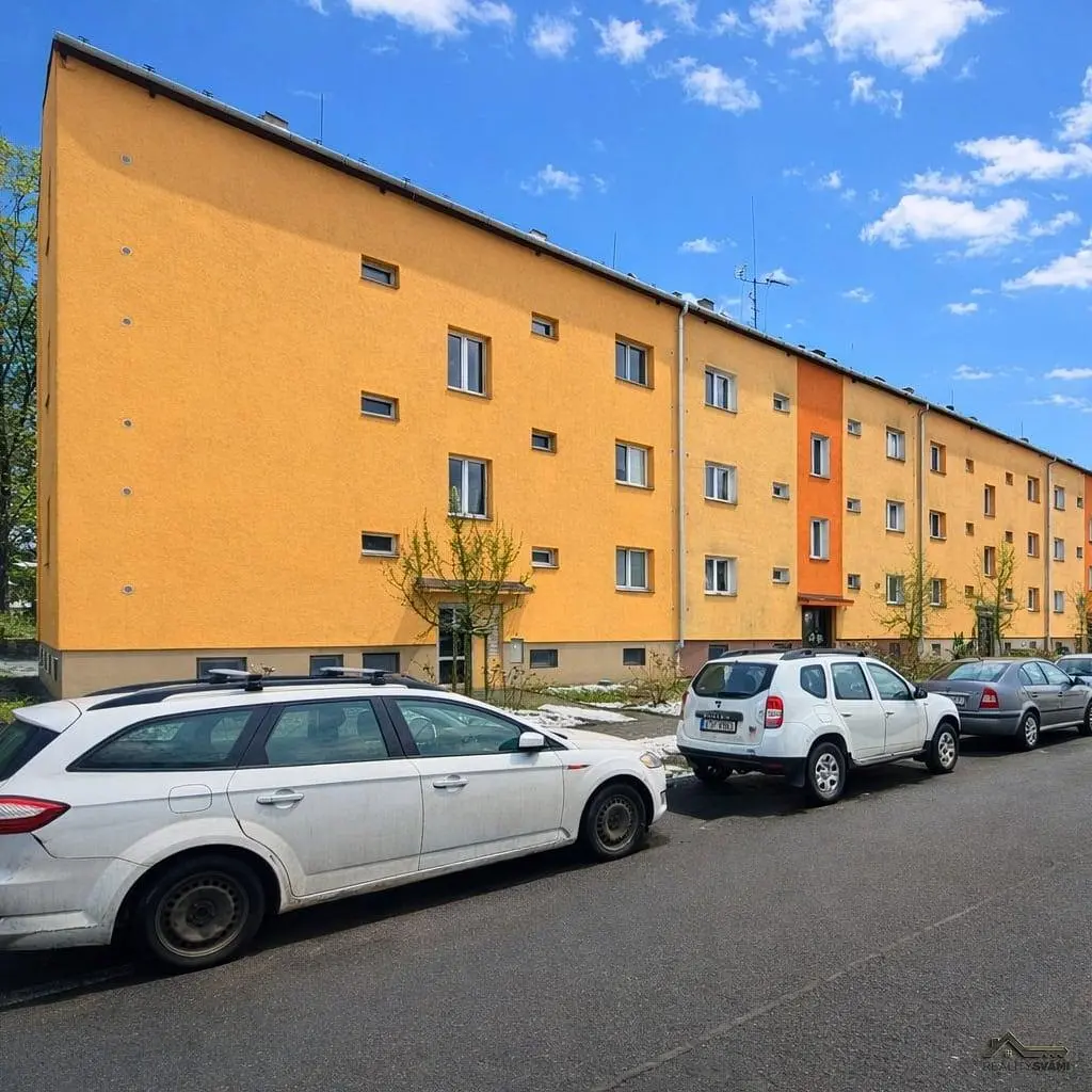 Кухня; кухненски уреди, дървен под, естествена светлина, модерен стил