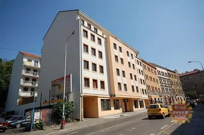 Хол; дървен под, естествена светлина, модерен стил