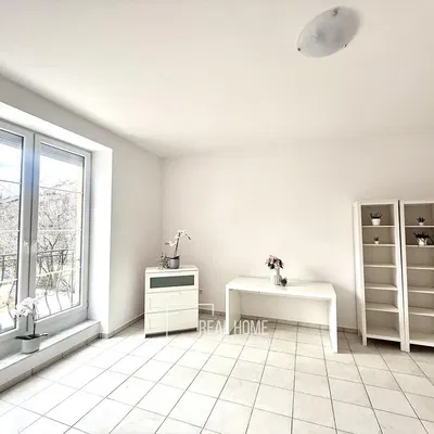 Mutfak; mutfak aletleri, ahşap zemin, doğal ışık, modern stil