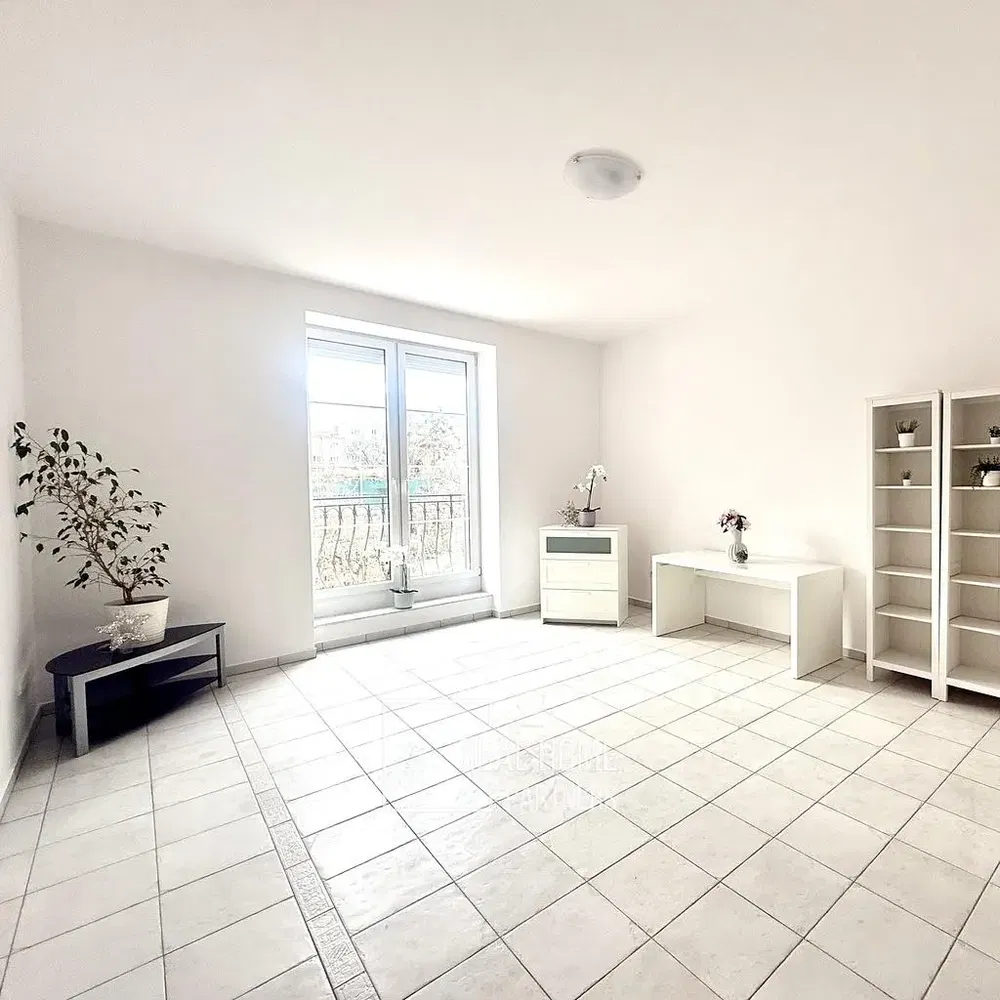 Mutfak; mutfak aletleri, ahşap zemin, doğal ışık, modern stil