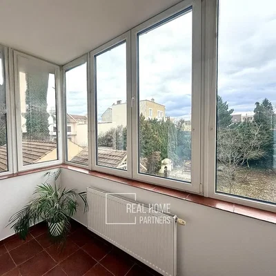 Kuhinja; kućanski aparati, drveni pod, prirodna svjetlost, moderan stil