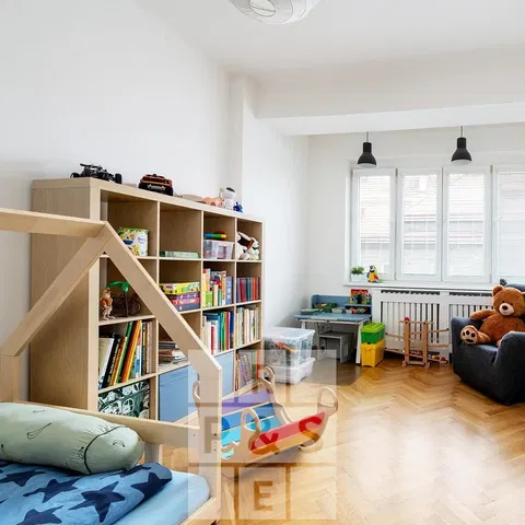 Küche; küchengeräte, holzboden, tageslicht, moderner stil