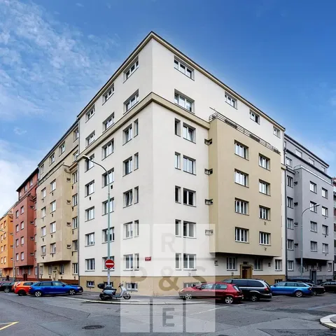 Küche; küchengeräte, holzboden, tageslicht, moderner stil