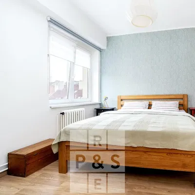 Кухня; кухненски уреди, дървен под, естествена светлина, модерен стил