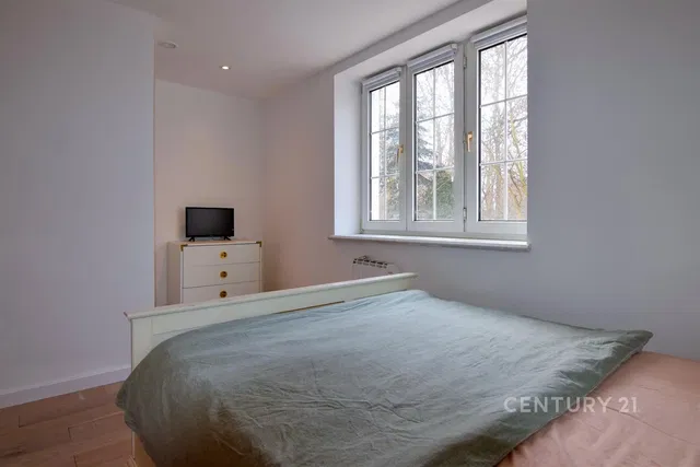 Cucina; elettrodomestici, pavimento in legno, luce naturale, stile moderno