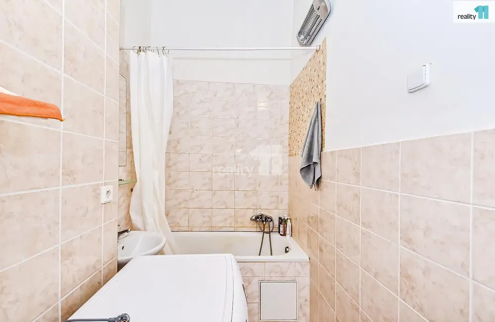 Кухня; кухненски уреди, дървен под, естествена светлина, модерен стил