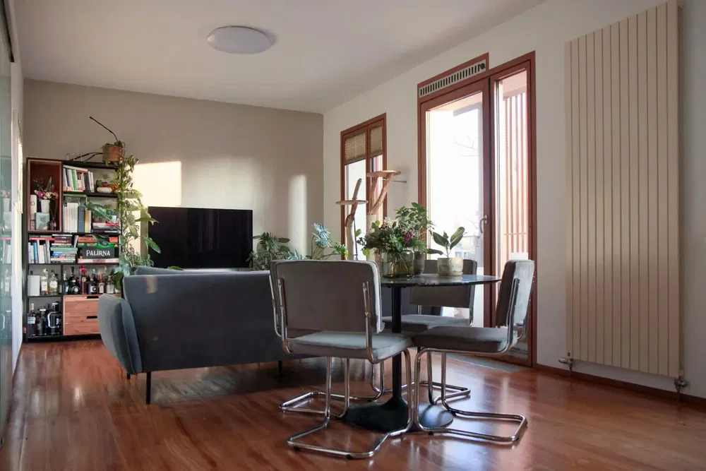 Хол; дървен под, естествена светлина, модерен стил