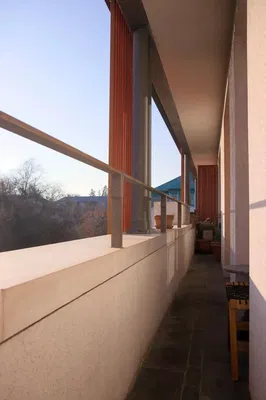 Кухня; кухненски уреди, дървен под, естествена светлина, модерен стил