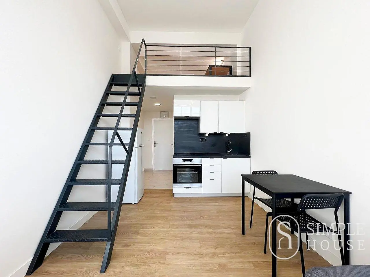 Хол; дървен под, естествена светлина, модерен стил