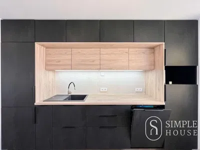 Кухня; кухненски уреди, дървен под, естествена светлина, модерен стил