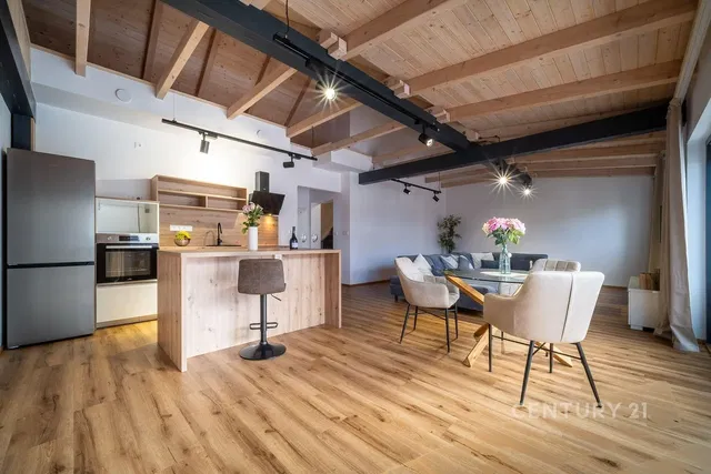 Κουζίνα; συσκευές κουζίνας, ξύλινο πάτωμα, φυσικό φως, μοντέρνο στυλ