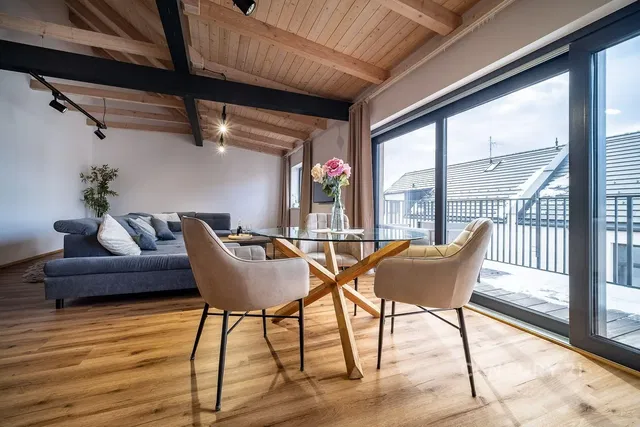 Κουζίνα; συσκευές κουζίνας, ξύλινο πάτωμα, φυσικό φως, μοντέρνο στυλ