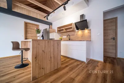 Mutfak; mutfak aletleri, ahşap zemin, doğal ışık, modern stil