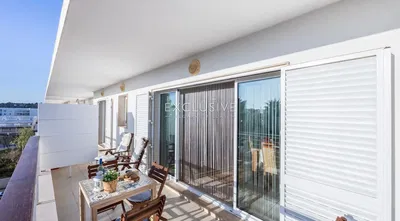 Küche; küchengeräte, holzboden, tageslicht, moderner stil