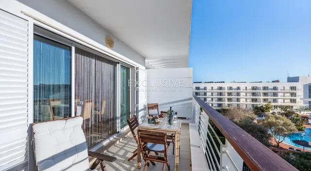 Cucina; elettrodomestici, pavimento in legno, luce naturale, stile moderno