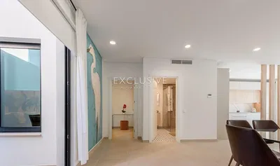 Cucina; elettrodomestici, pavimento in legno, luce naturale, stile moderno