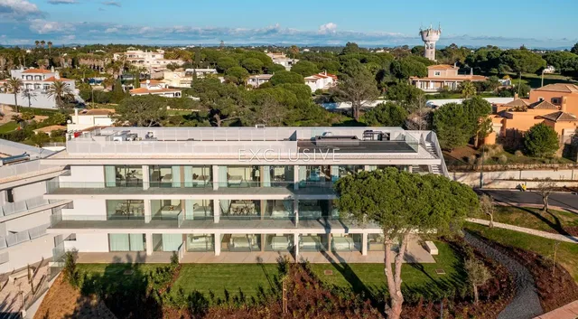 Soggiorno; pavimento in legno, luce naturale, stile moderno