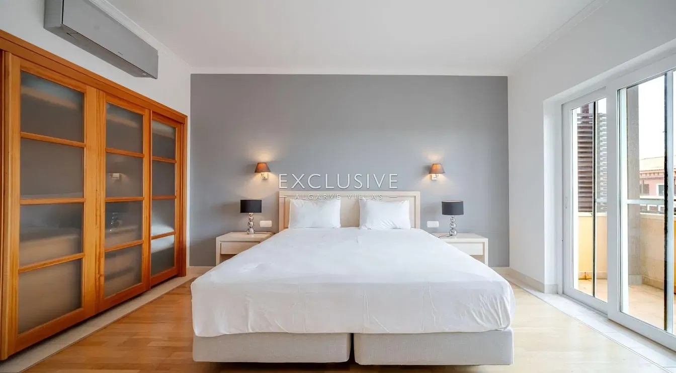 Kuchyně; kuchyňské spotřebiče, dřevěná podlaha, přirozené světlo, moderní styl