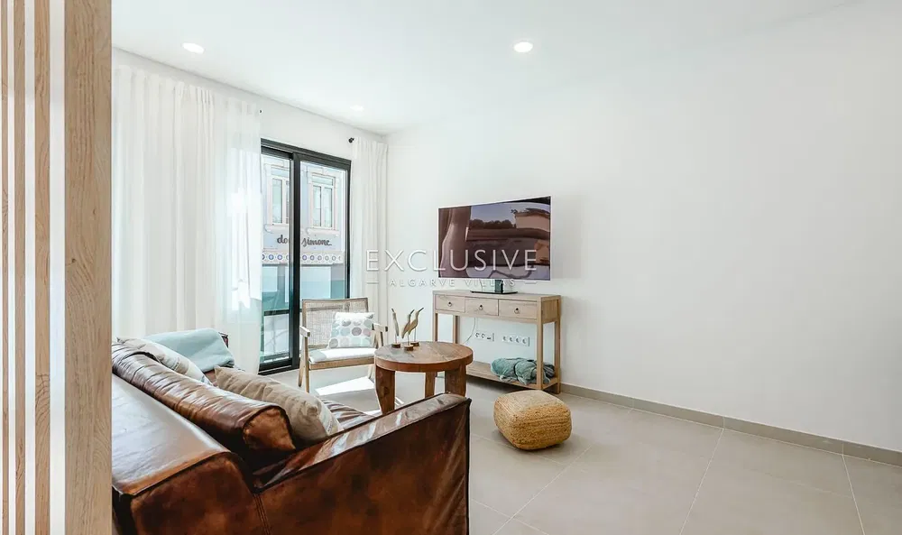 Cucina; elettrodomestici, pavimento in legno, luce naturale, stile moderno