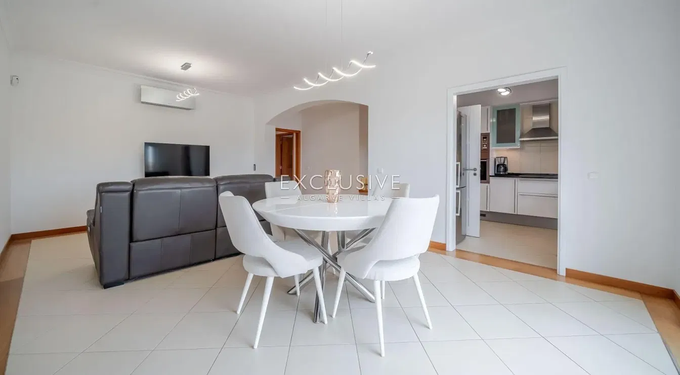 Kuchyně; kuchyňské spotřebiče, dřevěná podlaha, přirozené světlo, moderní styl