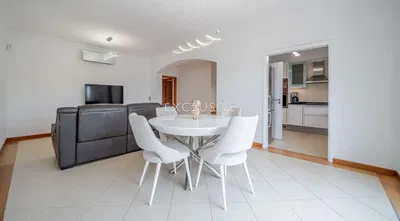 Kuchyně; kuchyňské spotřebiče, dřevěná podlaha, přirozené světlo, moderní styl