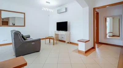 Kuchyně; kuchyňské spotřebiče, dřevěná podlaha, přirozené světlo, moderní styl