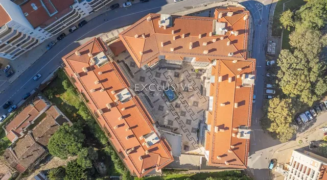 Cucina; elettrodomestici, pavimento in legno, luce naturale, stile moderno