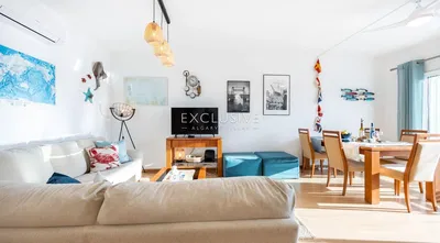 Küche; küchengeräte, holzboden, tageslicht, moderner stil