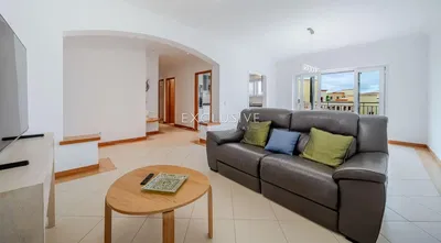 Obývací pokoj; dřevěná podlaha, přirozené světlo, moderní styl