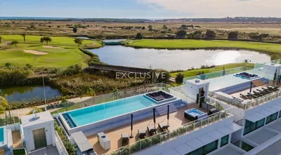 Küche; küchengeräte, holzboden, tageslicht, moderner stil