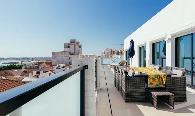 Cucina; elettrodomestici, pavimento in legno, luce naturale, stile moderno