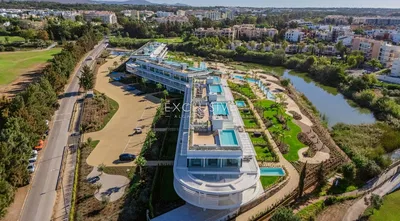 Küche; küchengeräte, holzboden, tageslicht, moderner stil