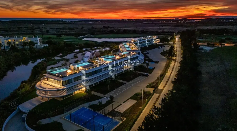 Küche; küchengeräte, holzboden, tageslicht, moderner stil