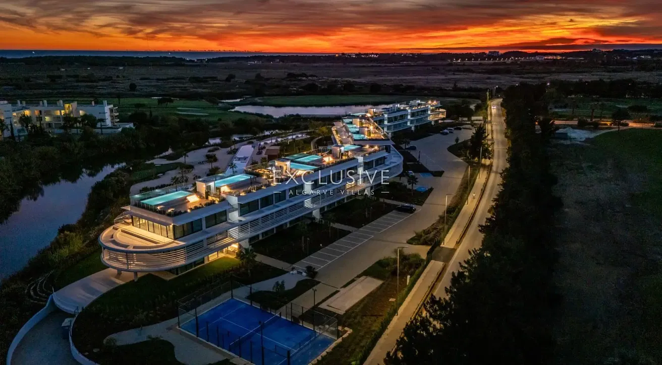 Küche; küchengeräte, holzboden, tageslicht, moderner stil