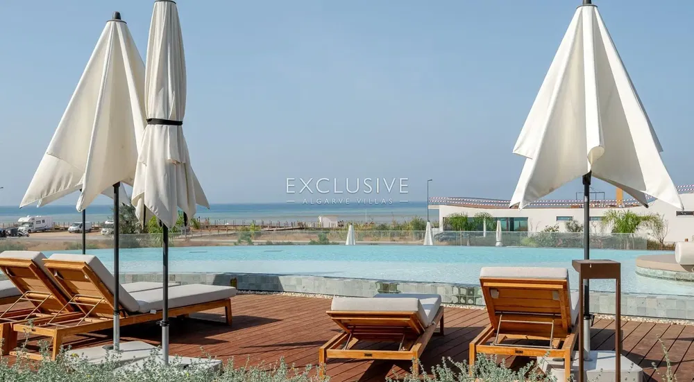 Kuchyně; kuchyňské spotřebiče, dřevěná podlaha, přirozené světlo, moderní styl