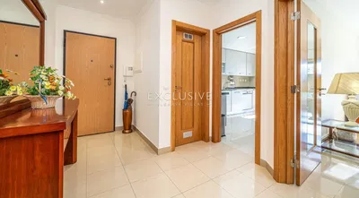 Küche; küchengeräte, holzboden, tageslicht, moderner stil