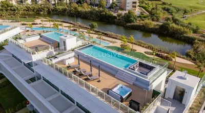 Kuchyně; kuchyňské spotřebiče, dřevěná podlaha, přirozené světlo, moderní styl