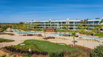 Kuchyně; kuchyňské spotřebiče, dřevěná podlaha, přirozené světlo, moderní styl