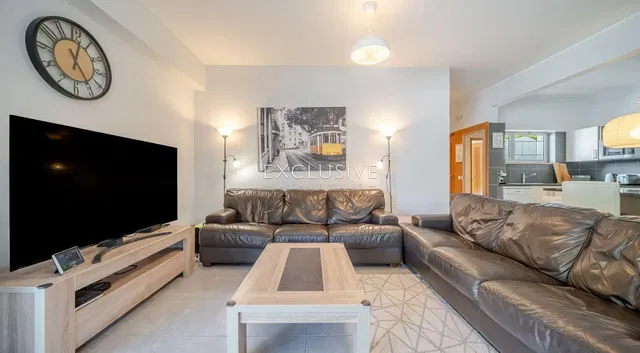 Kuchyňa; kuchynské spotrebiče, drevená podlaha, prirodzené svetlo, moderný štýl