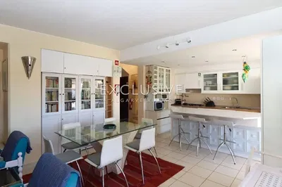 Kuchyně; kuchyňské spotřebiče, dřevěná podlaha, přirozené světlo, moderní styl